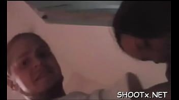 Riproduci Tanya adolescente bruna travolgente con un razzo d'amore dentro