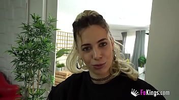 再生 ローラは彼の最初のキャスティングで若い新人をからかい、強打します