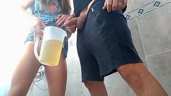 Pissbad meine und mein Stiefvater mit über 4 Litern -rotes Video komplett-