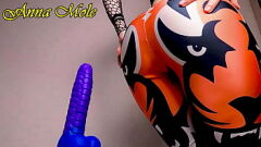 Afspelen PAWG Anna Mole berijdt gigantische dildo in spandex legging