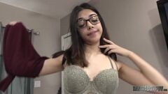 Riproduci La sorellastra Harmony Wonder si scusa con un pompino sciatto da adolescente