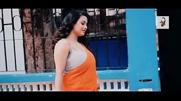 Jouer Madhurima sari mode trop chaud pour gérer