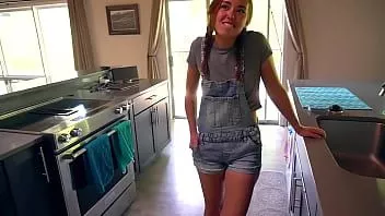 play Seksowna młoda pokojówka przekonana do wypróbowania porno po raz pierwszy: brandibraids