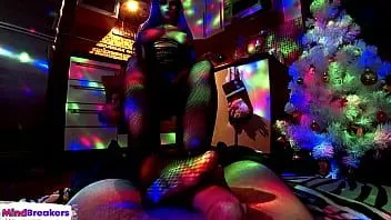 play Kakak tiriku yang seksi telah menyiapkan hadiah natal spesial di dapur