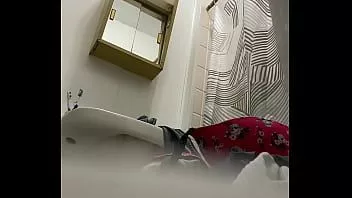 play Kız arkadaşımın kuzeni ve erkek arkadaşı evimde duş alıyorlar ve şanslıydım bunu kaydettim