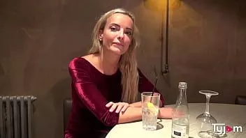 play Die atemberaubende vegane Blondine Victoria Pure will ein Restaurant eröffnen und wird in den Arsch gefickt