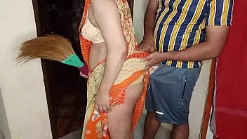 चलाएँ मॉर्निंग मैं हॉट स्टेप मॉम को छोड़ती हूं जब वह घर की सफाई कर रही होती है
