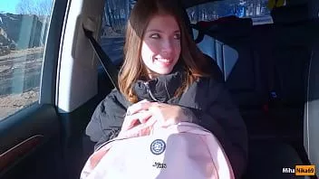 play Een schattig meisje in een auto opgepikt en haar aangeboden zich uit te kleden
