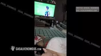 Играть Мой муж может свободно пользоваться моим ртом, пока я должна отвечать некоторым клиентам - он использует мой рот как свою машину для минета, пока смотрит телевизор, а я хочу спать