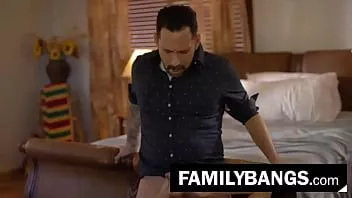 play Familybangs.com - ابنة مطاردة والدها قرنية في السرير، آشلي لين، تومي مسدس