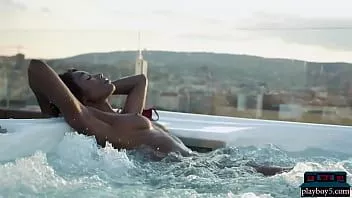 Reproduzir A bela negra dos Camarões, mimi desuka, fica nua em uma piscina para a playboy
