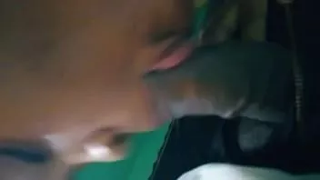 চালান বাথরুমে কাজে মাথা পেতে