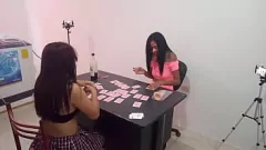 play ميلف لاتينا ترفع درجة الحرارة: ليلة البوكر تصبح صريحة
