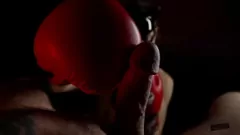 play Metresi boks eldivenleri ile ağrılı oral seks verir