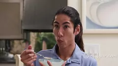 Afspelen Schoonzus overtuigt mij voor hardcore seks in de woonkamer