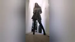 Jouer La reine dominante Mona en bottes en PVC se masturbe avec un gode et un vibrateur jusqu'à des orgasmes féminins explosifs