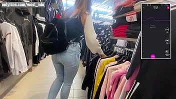 Riproduci Lei prova un nuovo vibratore giocattolo bluetooth in un centro commerciale | western guy & mia natalia vlogs