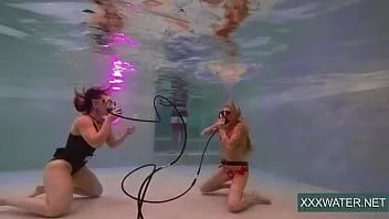 play Jane und Minnie Manga schwimmen nackt im Pool