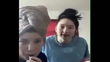 play Скучающие тинки в колледже соблазняют на ameporn